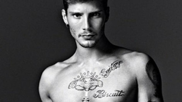 Stefano De Martino: messaggio di cordoglio dopo la tragedia di Torre Annunziata.