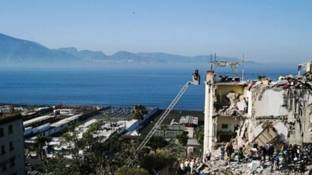 Torre Annunziata, crolla palazzina di 4 piani: 8 persone coinvolte ... - ilfattoquotidiano.it