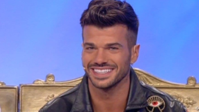 Trono Gay: Claudio Sona umiliato