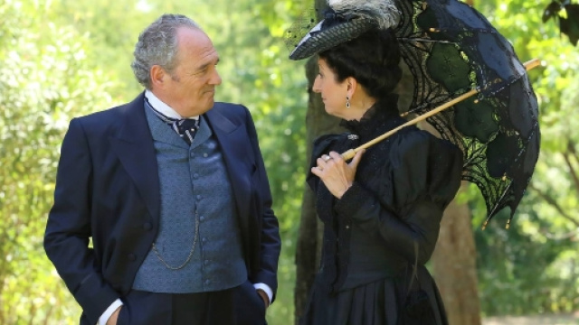 Una Vita, trame Spagna: Ursula incontra il padre di Cayetana?