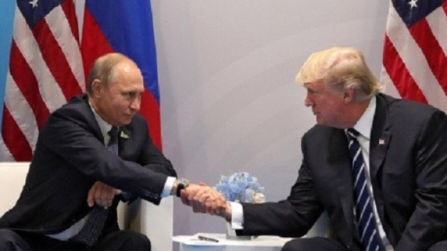 Vladimir Putin e Donald Trump, stretta di mano prima del colloquio al G20 di Amburgo