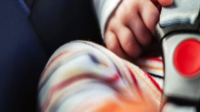 Bimbi dimenticati in auto: l'idea geniale di una mamma per evitare le tragedie