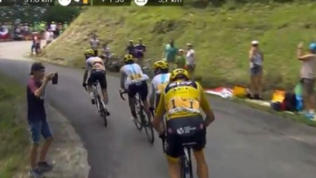 Chris Froome all'inseguimento sul Mont du Chat