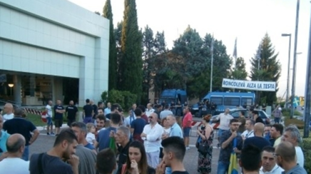 I partecipanti al presidio anti migranti in provincia di Verona