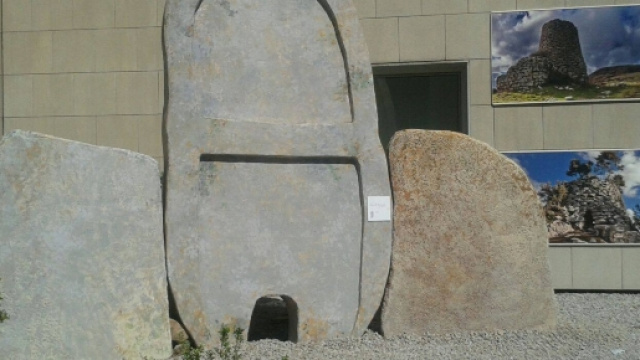 Mostra Nuragica: ricostruzione della tomba dei giganti "S'Ena e Thomes" - Dorgali