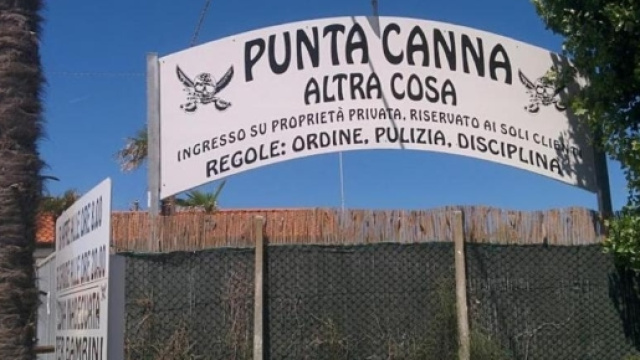 Ordinanza del prefetto, scattano le sanzioni contro il proprietario del lido che espone immagini del Duce