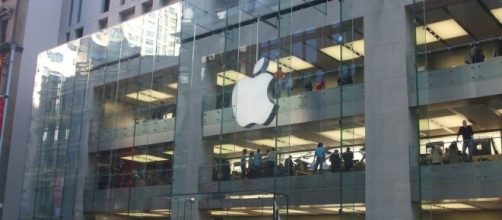 Apple store via Wikimedia Commons