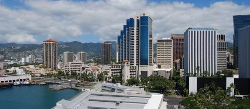 Downtown view of Honolulu (credit &ndash; Janine &ndash; wikimediacommons)