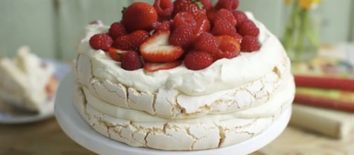 Meringue cake / Screenshot via YouTube