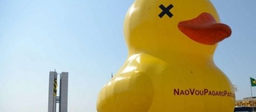 Pato da Fiesp frente ao Congresso Nacional em Bras&iacute;lia