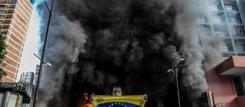 Protesters set fire to government buildings in Venezuela | Daily ... - dailymail.co.uk