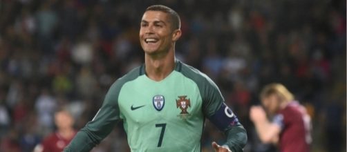 VIDEO. Ni&ntilde;o se quita el miedo y se lanza sobre Cristiano Ronaldo ... - publinews.gt