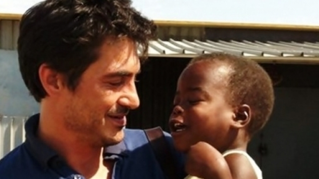 Il segretario di SI Nicola Fratoianni con un piccolo migrante in una foto di repertorio