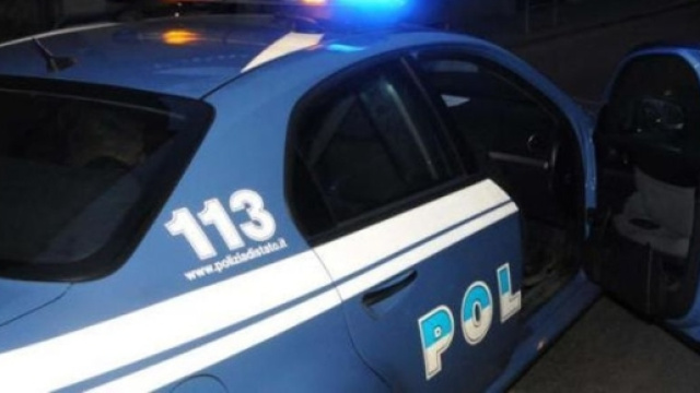 In caserma per costituirsi: nell'auto il cadavere della fidanzata che ha appena ucciso.