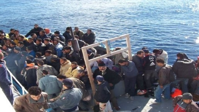 Migranti con i polpastrelli abrasi e decine di identit&agrave;