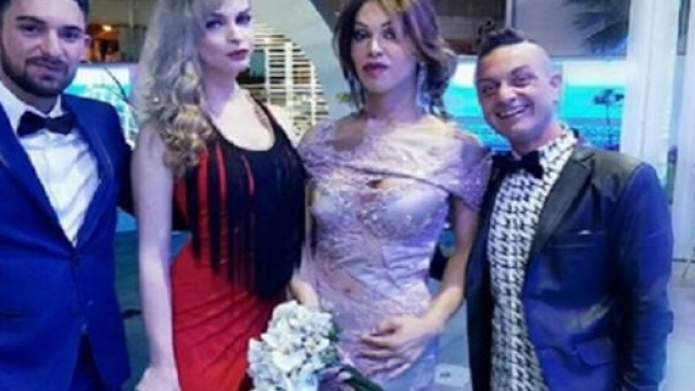Ride Ciro Guarente (a destra) al matrimonio della trans Alessia Cinquegrana dopo aver barbaramente ucciso Vincenzo Ruggiero. Foto: ottopagine.it.