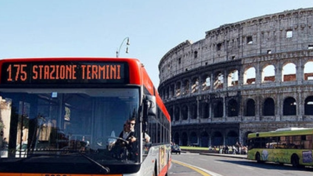 Roma, bimbo di tre mesi cade da un bus in corsa: salvo per miracolo