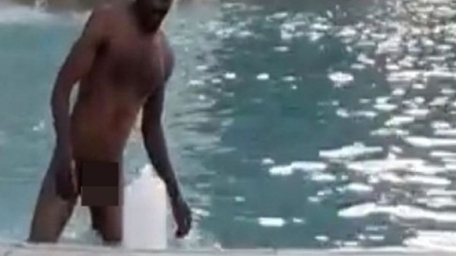 Si era portato anche una tanica per sciacquarsi l'africano che ha deciso di fare un bagno al Fontanone del Gianicolo.