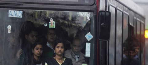 Anciana de 90 años cede el asiento en Delhi India