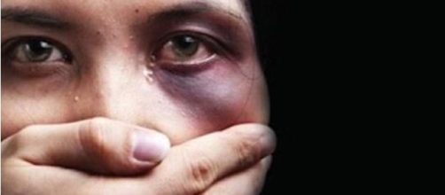 A viol&ecirc;ncia esconde sua cara nos primeiros dias, mas d&aacute; sinais de que est&aacute; para acontecer. (Reprodu&ccedil;&atilde;o/Internet)