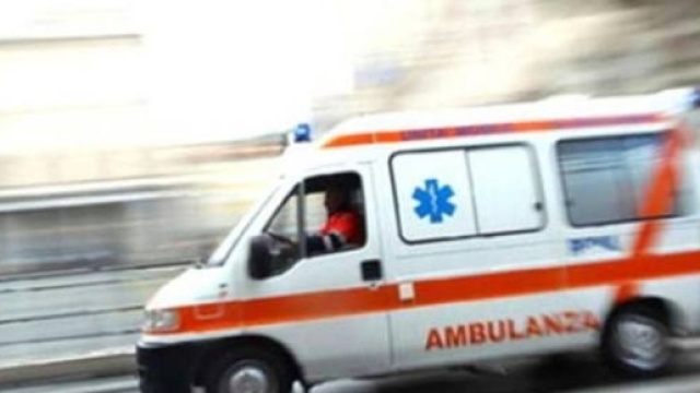 Il padre sta male, chiama il 112 per avere un'ambulanza ma l'attesa si consuma inutilmente fino al drammatico epilogo.