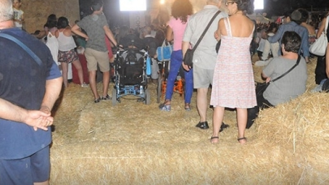 Lecce, ragazzo con disabilit&agrave; rinchiuso insieme alla famiglia in una sorta di recinto durante un concerto