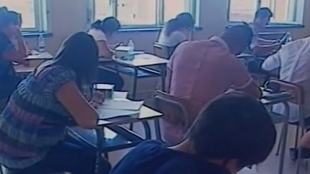 Studenti impegnati in un test scritto