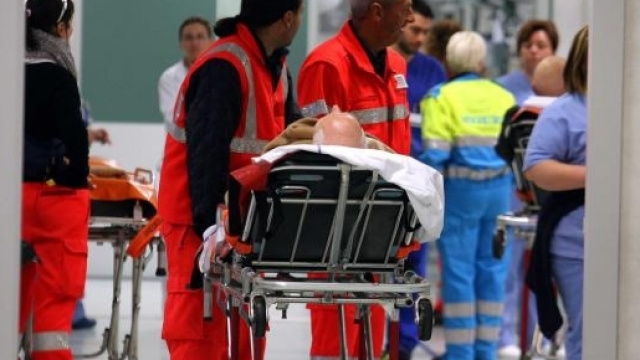 Calabria, anziano cade dalla barella, muore poco dopo. (foto di repertorio)