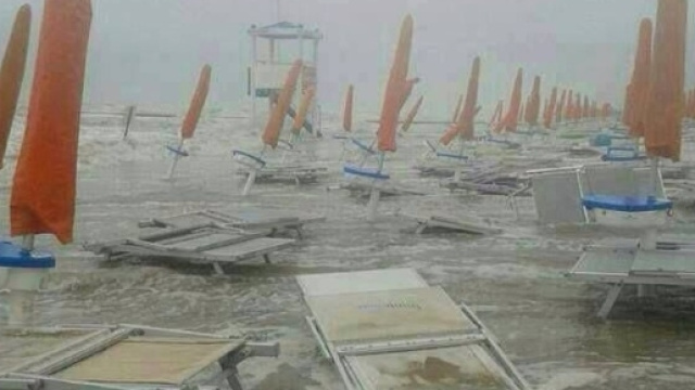 Furiosa tempesta sulle spiagge del Veneto