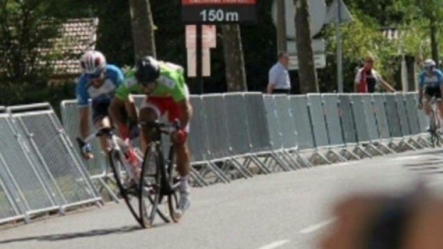 Il momento del contatto tra Bouhanni e Maldonado