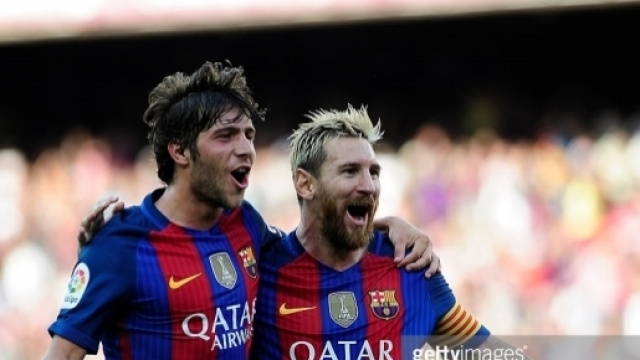 Sergi Roberto festeggia con messi, lo spagnolo &egrave; un obiettivo di mercato della Juventus