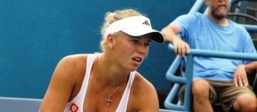 Caroline Wozniacki serving / Danny Karwoski, https://commons.wikimedia.org/wiki/