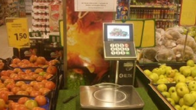 La bilancia nel reparto ortofrutta del supermercato &egrave; stata usata da uno spacciatore per pesare un panetto di hashish.