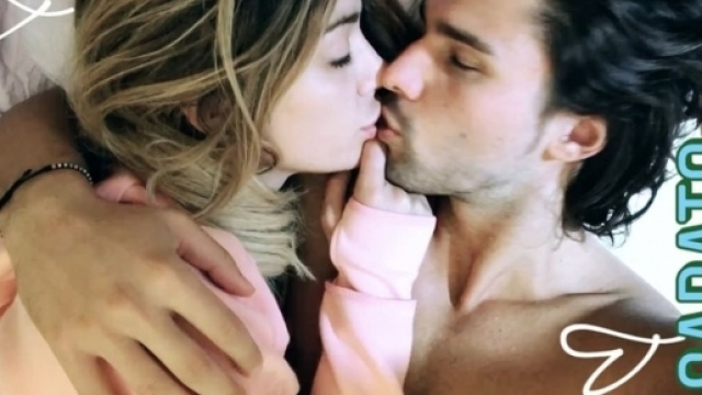 Luca e Soleil al mattino nel loro letto