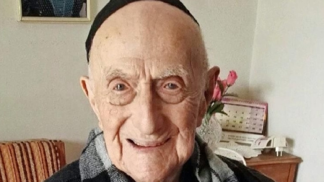 Sorridente e ottimista fino all'ultimo istante: morto a 113 anni Yisrael Kristal, l'uomo pi&ugrave; vecchio del mondo sopravvissuto all'Olocausto.