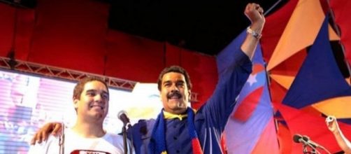 El presidente de Venezuela, Nicol&aacute;s Maduro, junto a su hijo