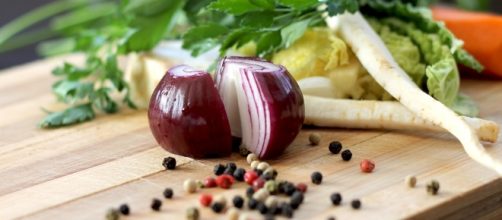 Save your food and easily prepare your meals with these simple food hacks. (image source: YouTube/Pixabay)