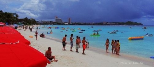 The beach of Guam Reef Resort, Tumon Bay, USA (credit &ndash; Luke Ma &ndash; wikimediacommons)