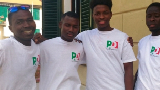 Alcuni profughi che lavorano come volontari alla Festa del PD di Certaldo