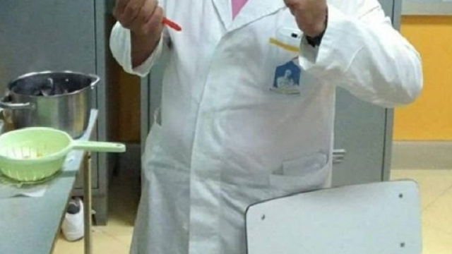 All'ospedale Cardarelli di Napoli un caposala cucina cozze, poi pubblica una foto su Facebook.