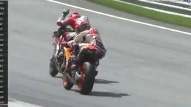 All'ultima curva arriva l'attacco folle su Dovizioso di Marquez, DesmoDovi reagisce stizzito