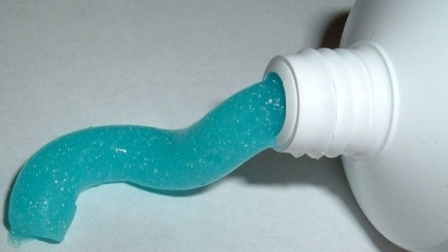 Dentifricio, non solo per i denti: dieci modi curiosi di usarlo in casa