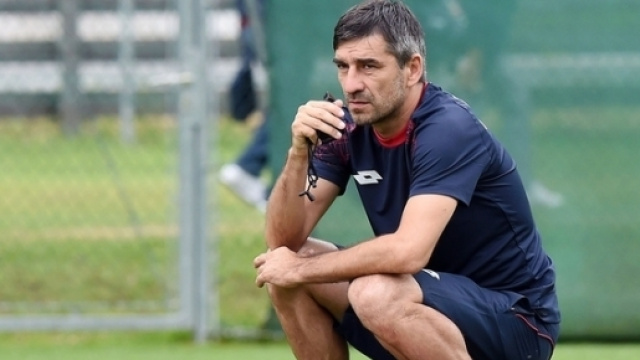 In alto, l'allenatore del Genoa Ivan Jurić.