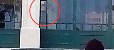 Escalofriante: 'Niño fantasma' aparece en la ventana de un hotel