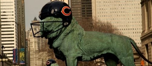 Art Institute of Chicago's lions decorated to support the Chicago Bears during the week of Super Bowl XLI by Se&ntilde;or Codo via Wikimedia Commons