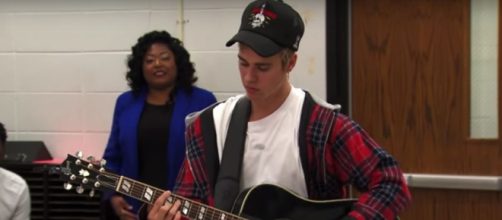 Justin Bieber humiliated on Twitter. Image[JustinBieberVEVO-YouTube]