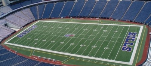 Ralph Wilson Stadium, Buffalo Bills, Buffalo NY. Crane lift (29) by Michael Cardus via Flickr