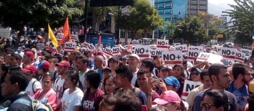 Thousands of demonstrators on the streets of Caracas (Photo James42 - Wikimedia)