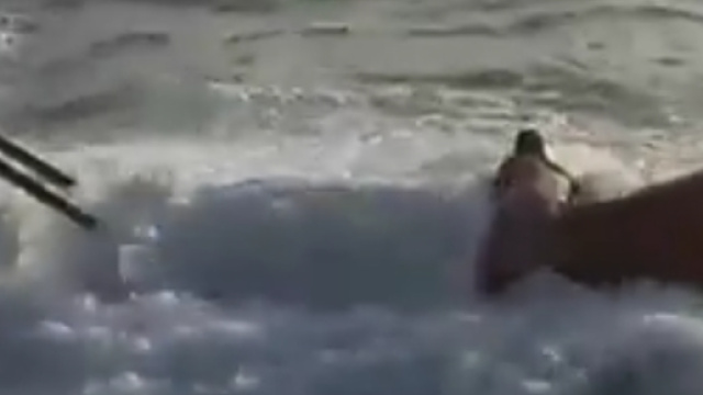 Intrappolato tra le onde del mare.