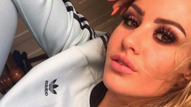 La modella inglese Chole Ayling